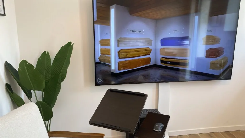 Écran interactif de configuration virtuelle de cercueils dans un espace d'accueil funéraire