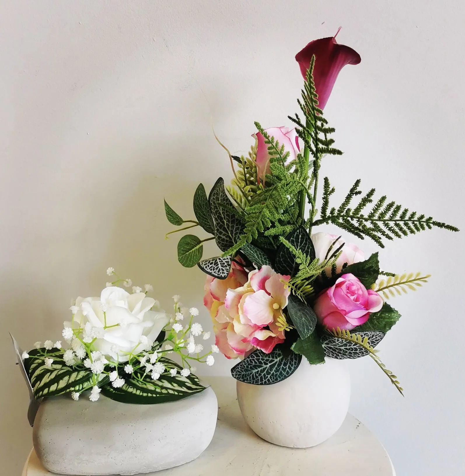 Compositions florales de deuil avec fleurs blanches et roses en pots