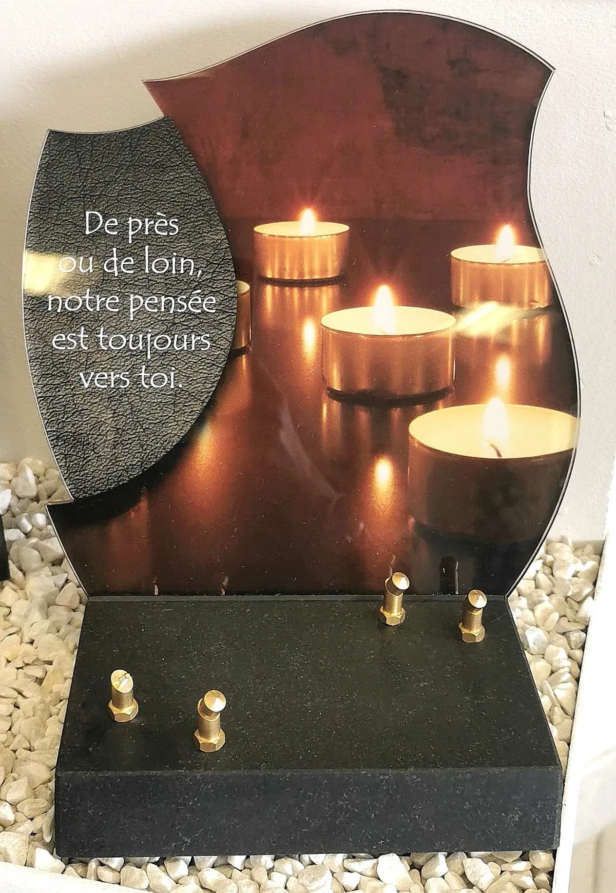 Plaque funéraire personnalisée avec fond imprimé de bougies et message d'hommage
