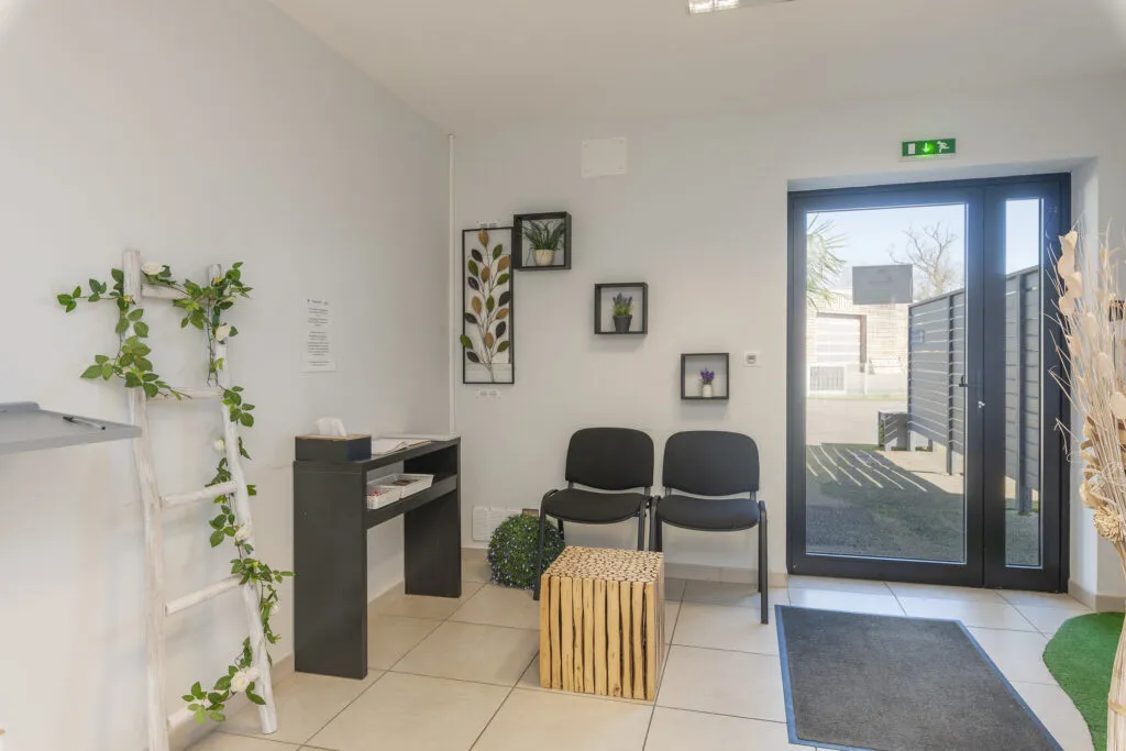 Espace d'attente sobre et lumineux avec chaises et décoration végétale dans une agence funéraire