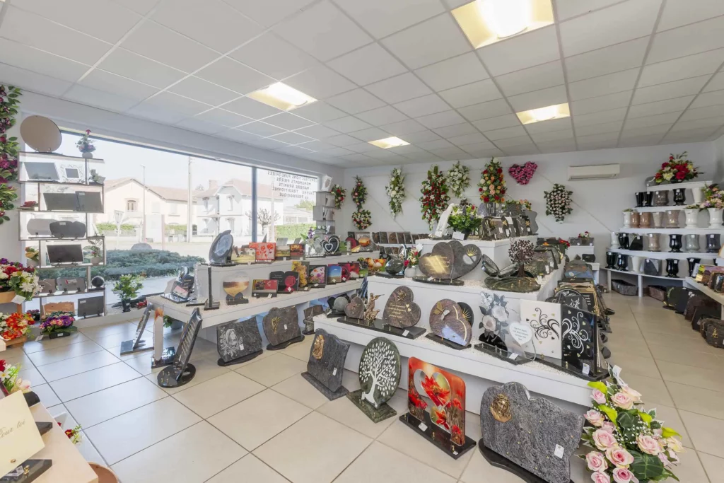 Salle d'exposition de plaques funéraires en granit et urnes cinéraires