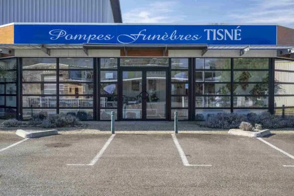 Devanture et vitrine du magasin des Pompes Funèbres Tisné
